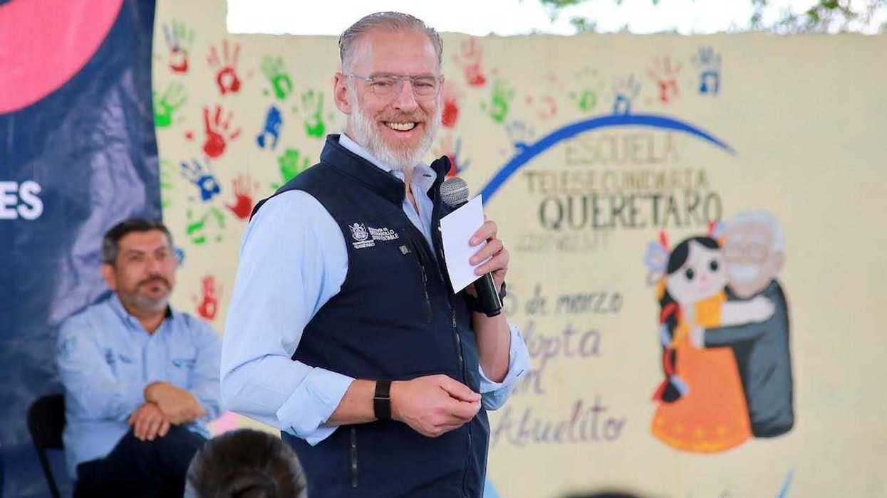 Marco Antonio Del Prete entrega certificado ambiental a estudiantes de la Telesecundaria Querétaro en Huimilpan.