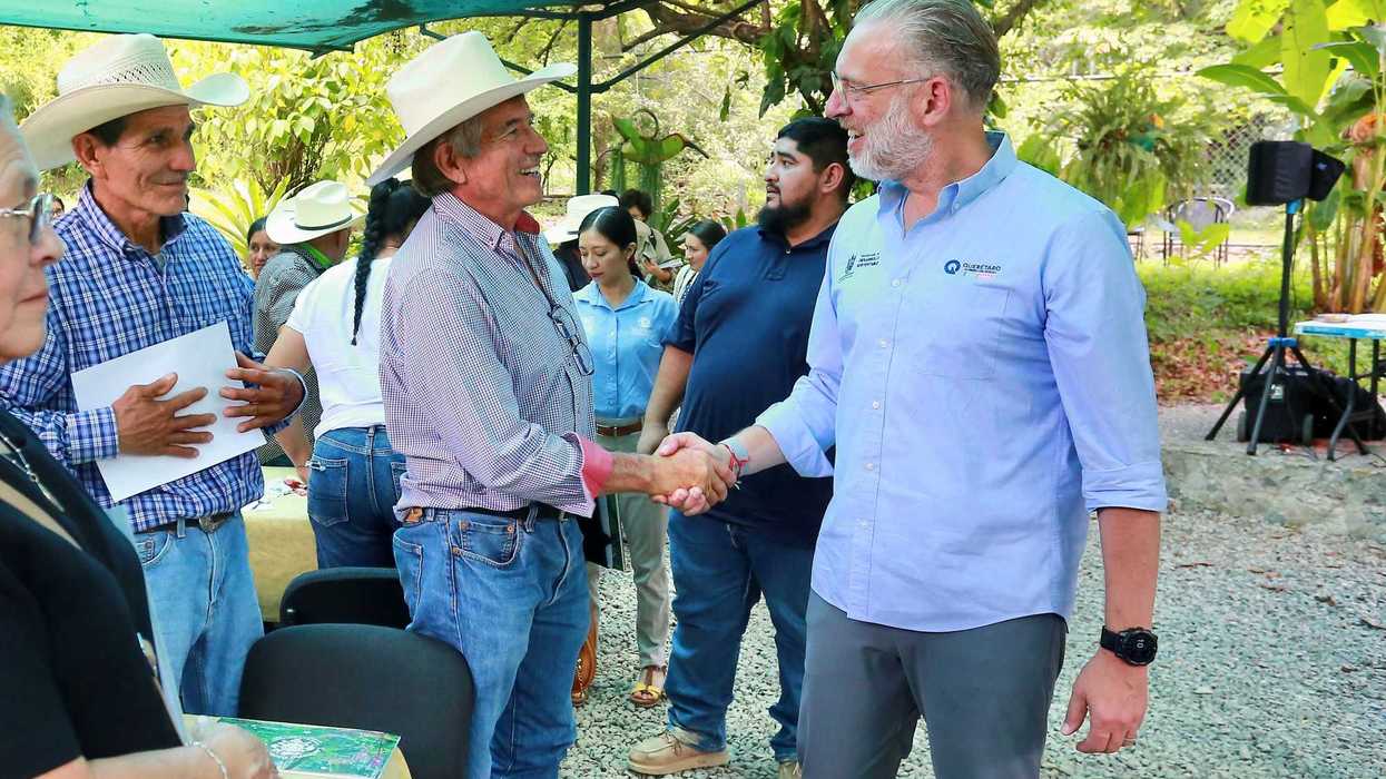 Marco Antonio Del Prete Tercero estrecha la mano de un ejidatario durante la entrega del Sello Querétaro por conservación forestal en la Sierra Gorda