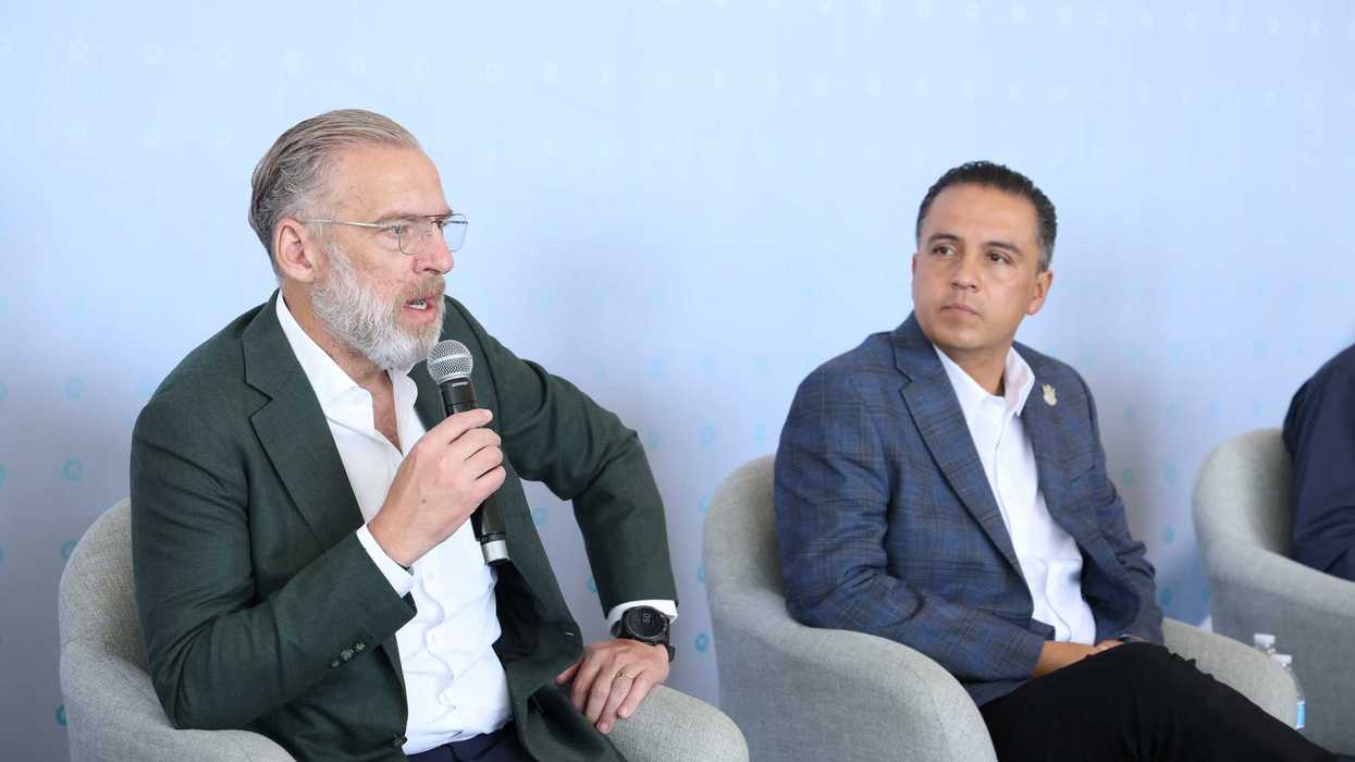Marco Antonio Del Prete Tercero habla ante la prensa con micrófono en mano durante la rueda de prensa sobre fallas eléctricas en Querétaro