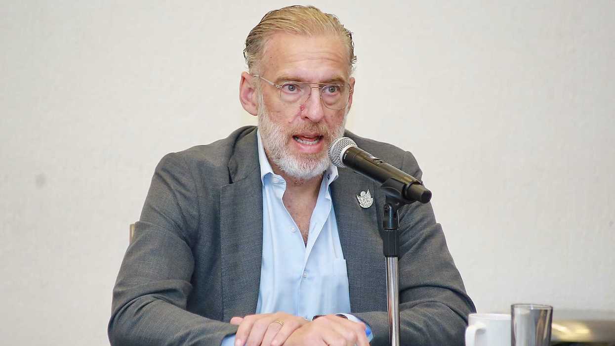 Marco Antonio Del Prete Tercero habla ante un micrófono durante la tercera sesión del Comité Promotor de Inversión, acompañado por integrantes del comité.