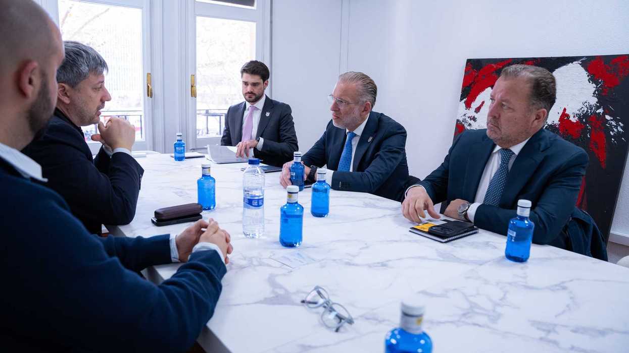 Marco Antonio Del Prete Tercero, titular de SEDESU, durante reunión con directivos de Delta Tecnic para inversión en Pedro Escobedo