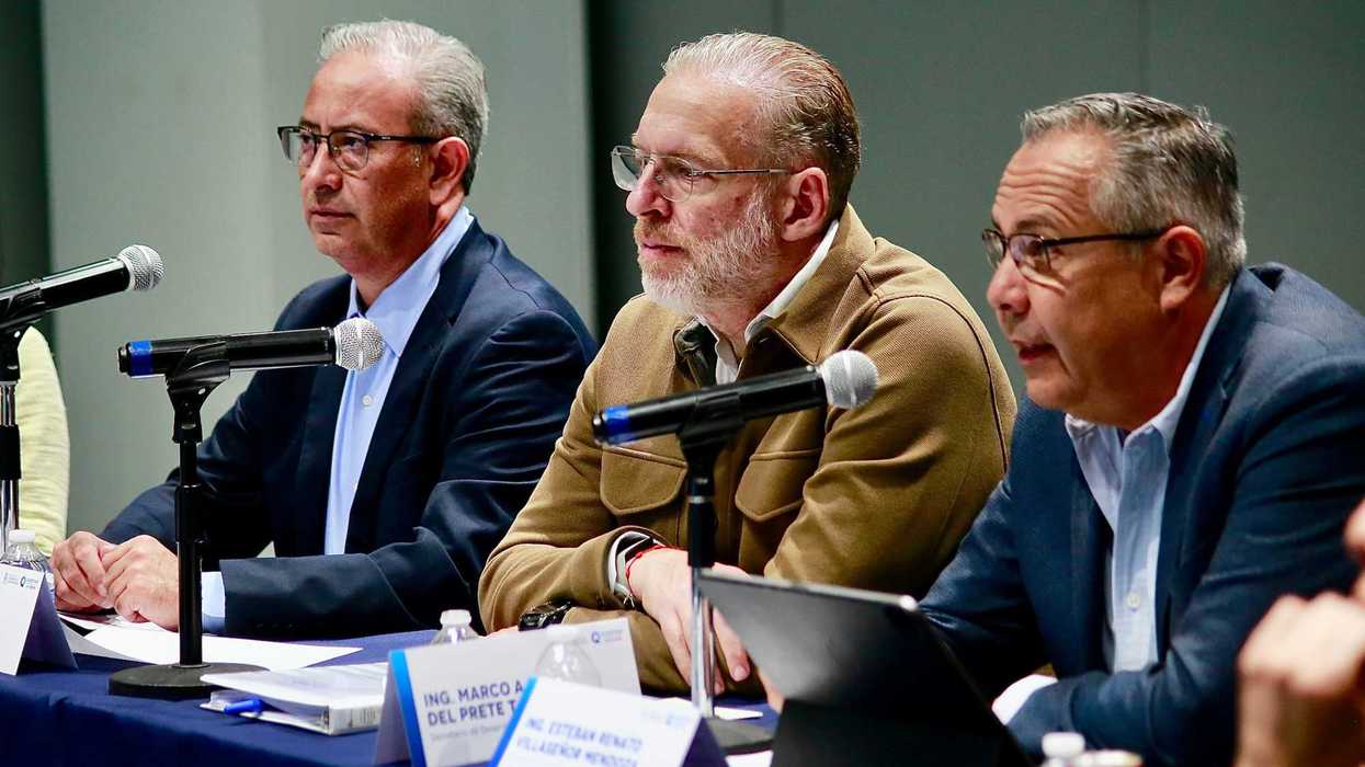 Marco Antonio Del Prete y consejeros sonríen durante la sesión del Consejo de Fomento al Empleo en Querétaro