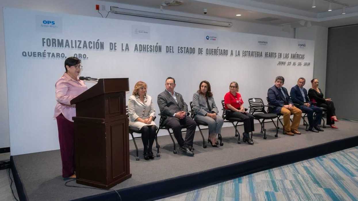 María Martina Pérez Rendón habla desde el podio durante la ceremonia de adhesión de Querétaro a la estrategia HEARTS en las Américas