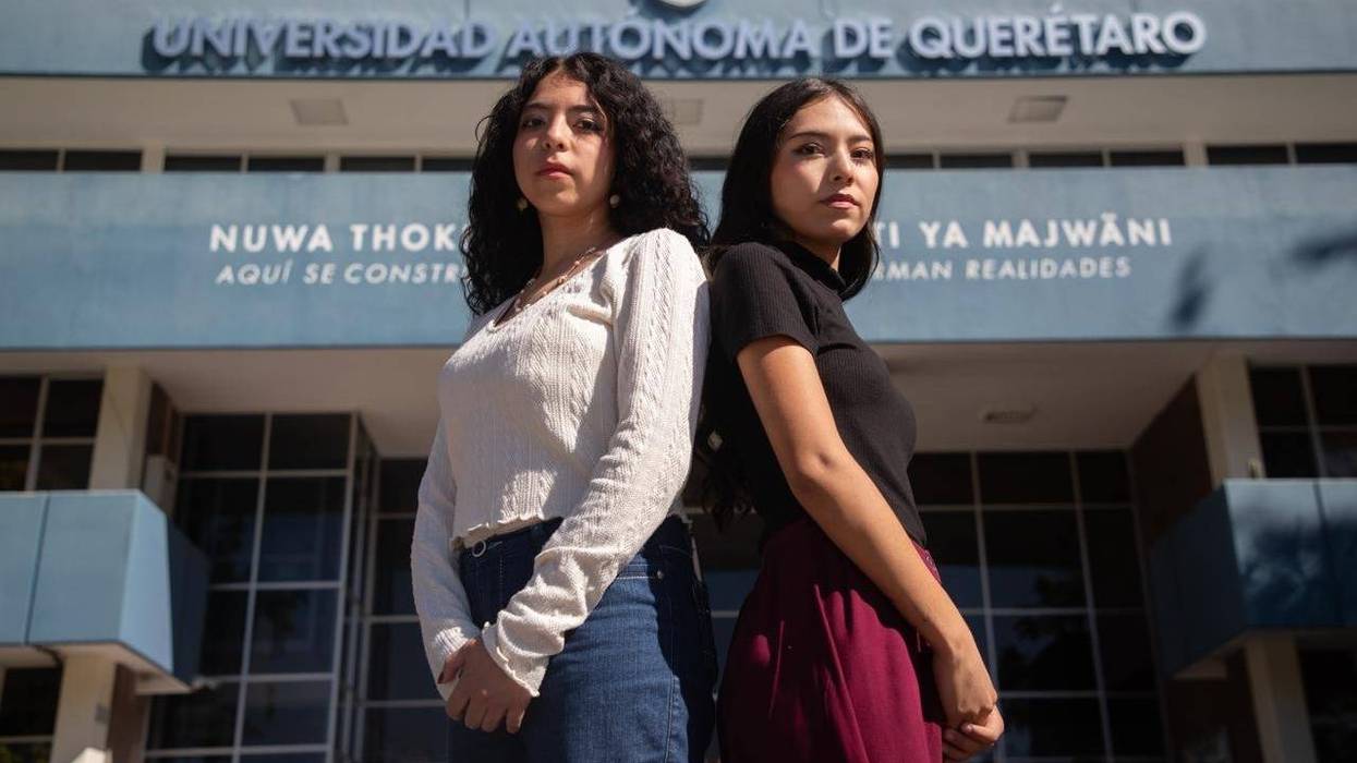 Mariana y Mariela García Negrete, ganadoras estatales de Transparencia en Corto, posan frente a la UAQ en Querétaro