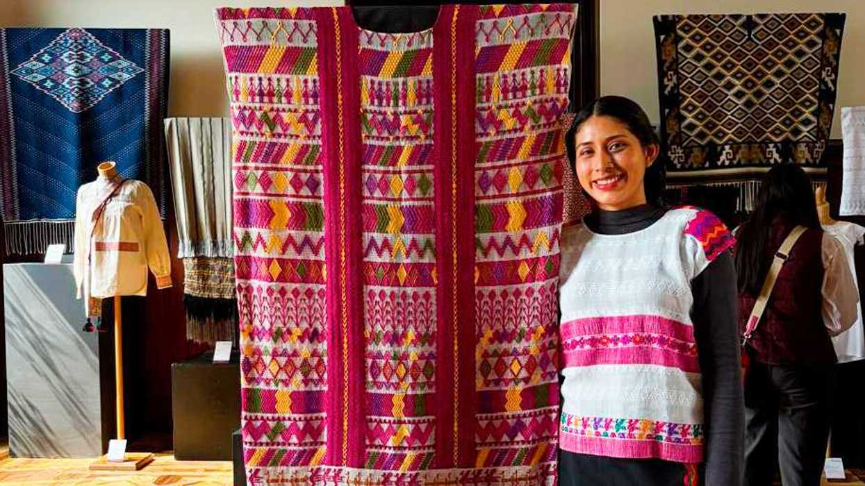 Mariela Vázquez González, ganadora del tercer lugar del XIV Concurso Nacional de Textiles 2026, junto a su huipil tzotzil Sagrado Manto de mi Pueblo en sala de exhibición