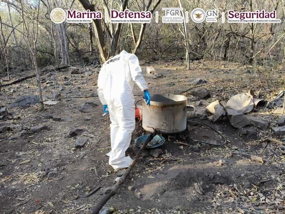 Marinos resguardan tambos de precursores qu\u00edmicos en narcolaboratorio del CJNG desmantelado por la Semar en Jalisco, Nayarit y Sinaloa