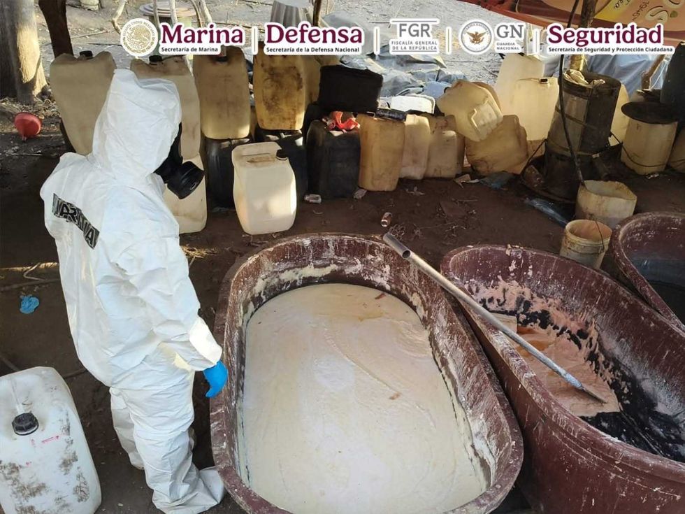 Marinos resguardan tambos de precursores qu\u00edmicos en narcolaboratorio del CJNG desmantelado por la Semar en Jalisco, Nayarit y Sinaloa