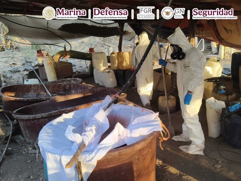 Marinos resguardan tambos de precursores qu\u00edmicos en narcolaboratorio del CJNG desmantelado por la Semar en Jalisco, Nayarit y Sinaloa