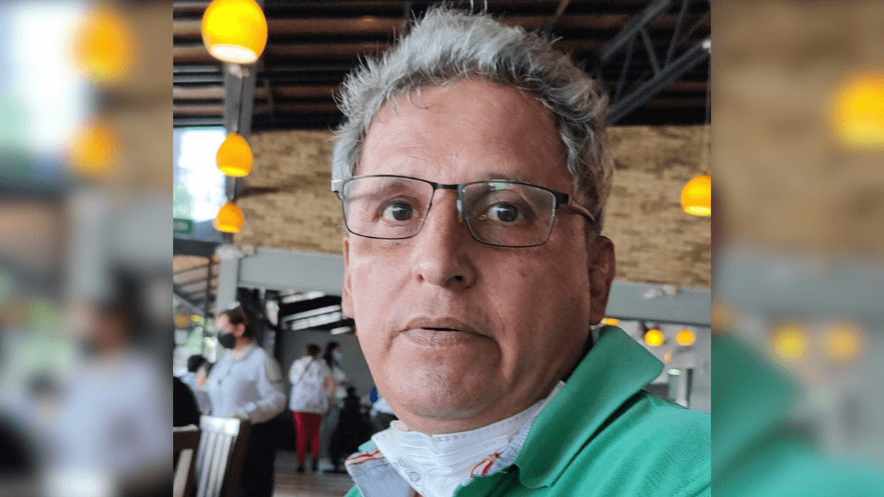 Mario Elías Quintanar Rico, hombre de cabello entrecano y lentes con playera tipo polo verde, en imagen difundida por su familia.