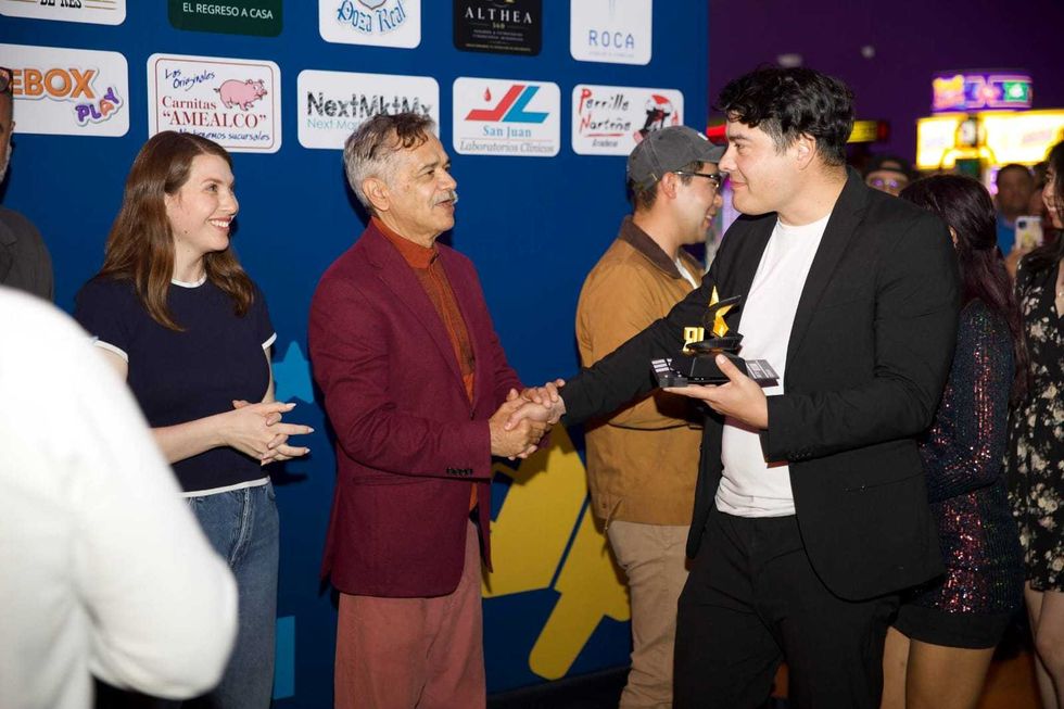 Mario Zaragoza entrega trofeo a ganador del Festival de Cortometrajes Cine en Tus Manos 2026 en San Juan del R\u00edo.