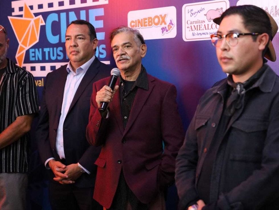 Mario Zaragoza habla con micr\u00f3fono en el Festival de Cortometrajes Cine en Tus Manos 2026 en San Juan del R\u00edo.