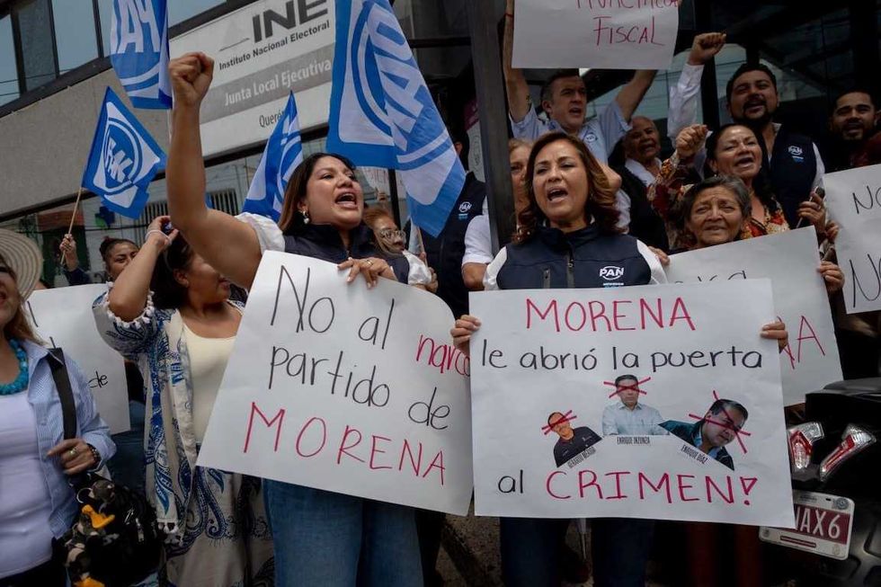 Mart\u00edn Arango presenta ante el INE la solicitud respaldada por 45 mil firmas contra Morena.