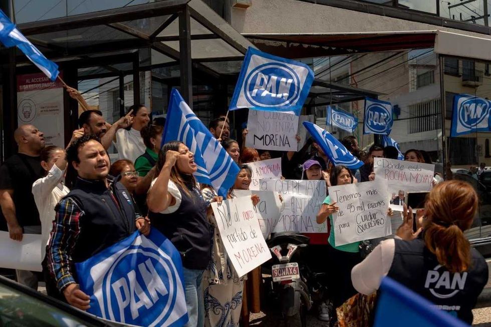 Mart\u00edn Arango presenta ante el INE la solicitud respaldada por 45 mil firmas contra Morena.