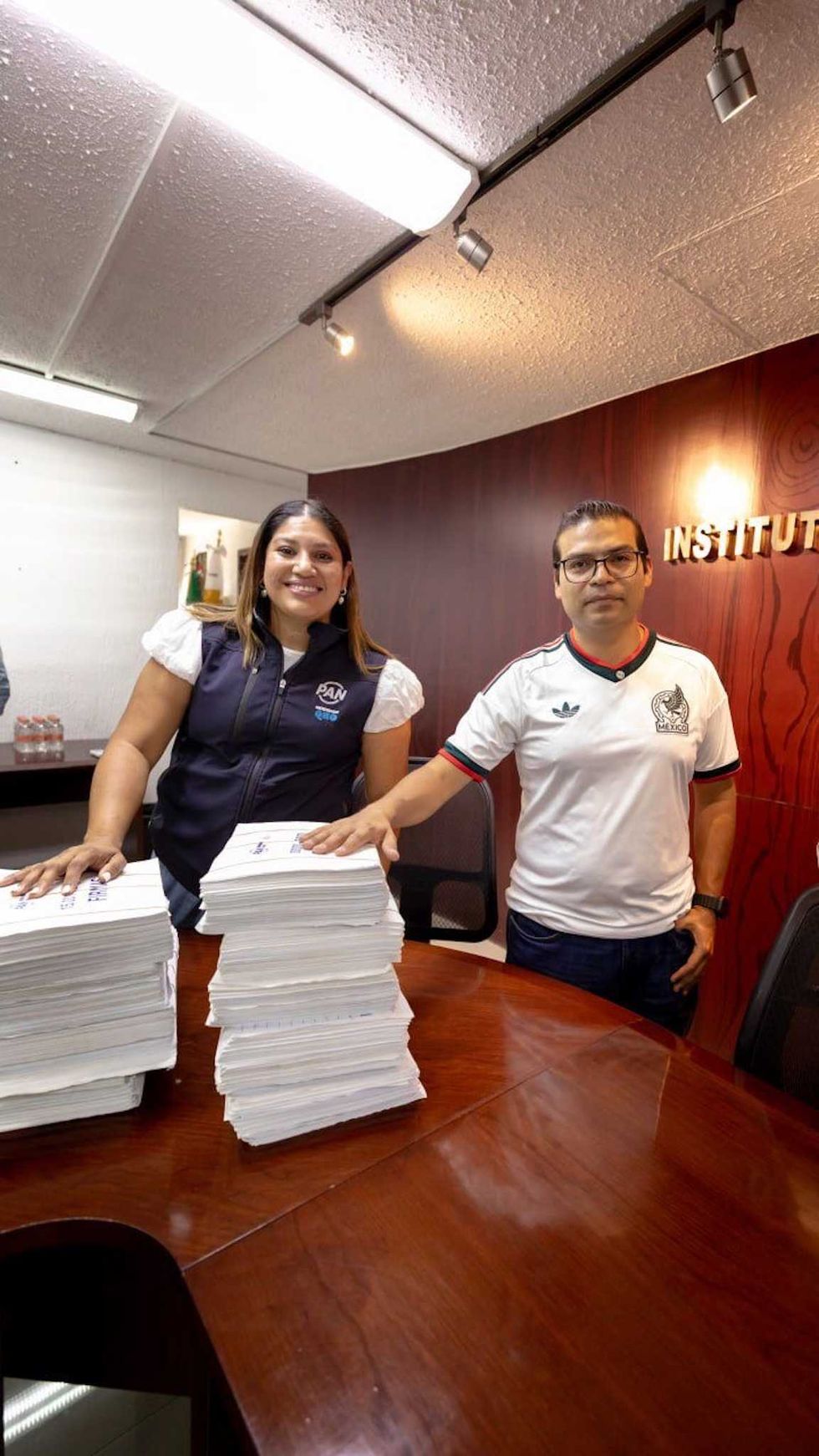 Mart\u00edn Arango presenta ante el INE la solicitud respaldada por 45 mil firmas contra Morena.
