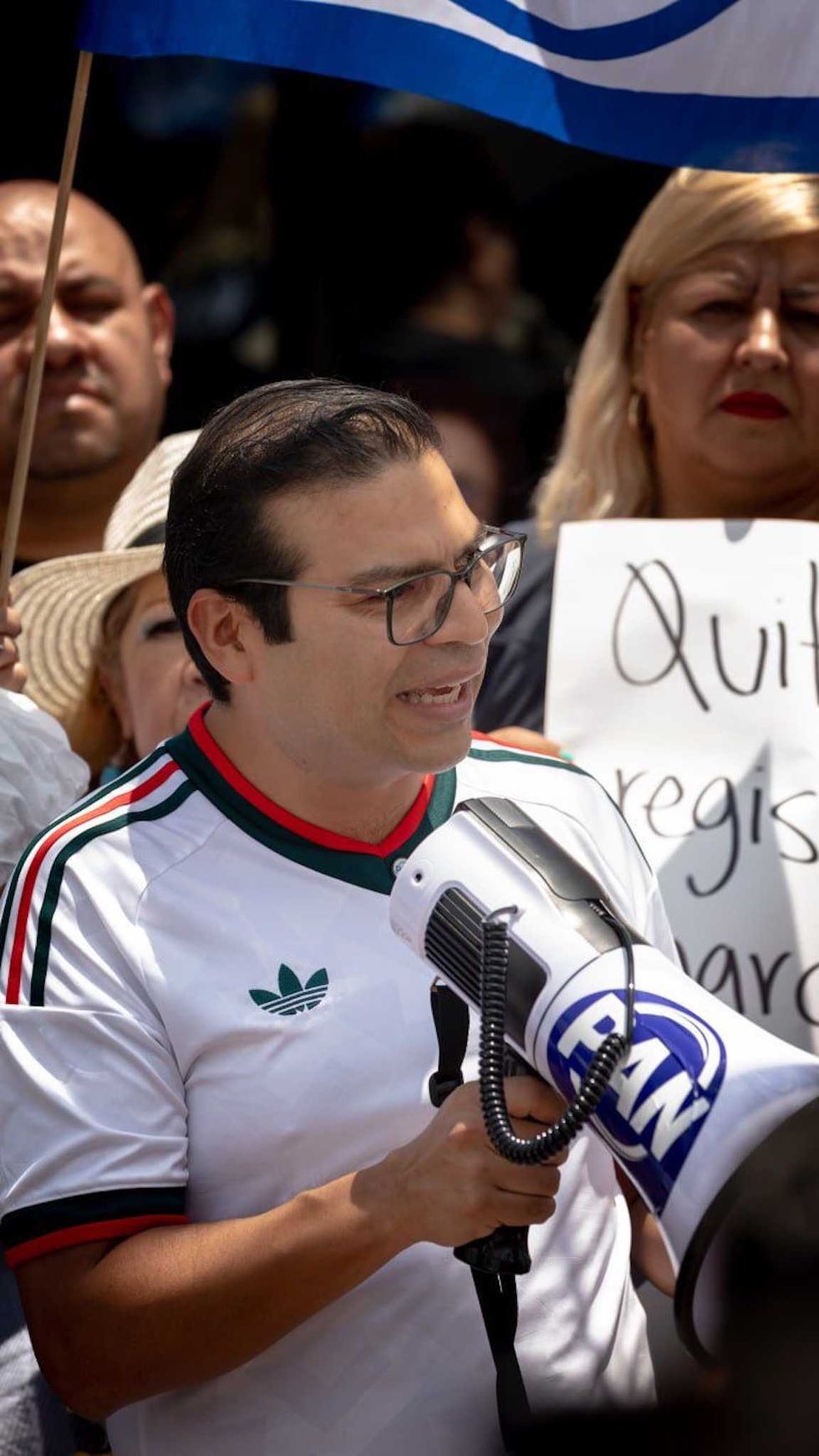 Mart\u00edn Arango presenta ante el INE la solicitud respaldada por 45 mil firmas contra Morena.