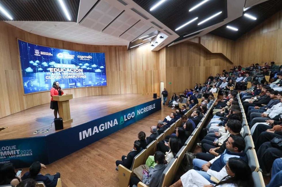 Martha Soto, titular de la SEDEQ, inaugura el Segundo Foro de Educaci\u00f3n en Alta Tecnolog\u00eda y Cloud Computing en Quer\u00e9taro ante estudiantes universitarios y ponentes del sector tecnol\u00f3gico