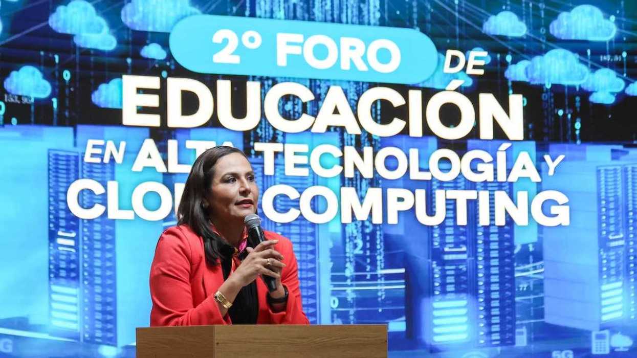 Martha Soto, titular de la SEDEQ, inaugura el Segundo Foro de Educación en Alta Tecnología y Cloud Computing en Querétaro ante estudiantes universitarios y ponentes del sector tecnológico