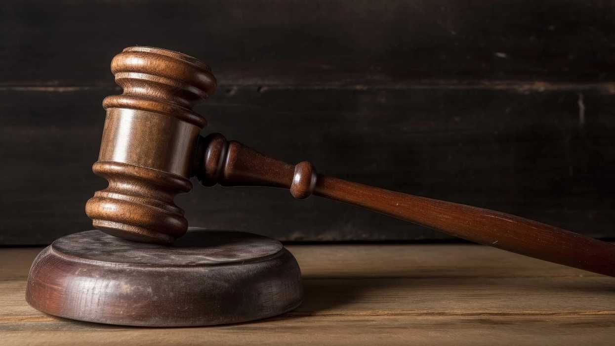 Martillo de juez sobre base de madera, símbolo de la sentencia por violación equiparada agravada en Jiquilpan, Michoacán.