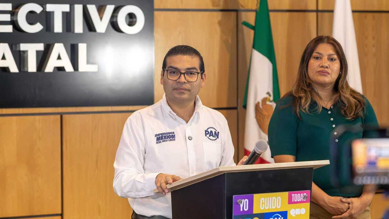 Martín Arango, dirigente del PAN en Querétaro, junto a un atril con micrófono en su mensaje sobre libertad de expresión