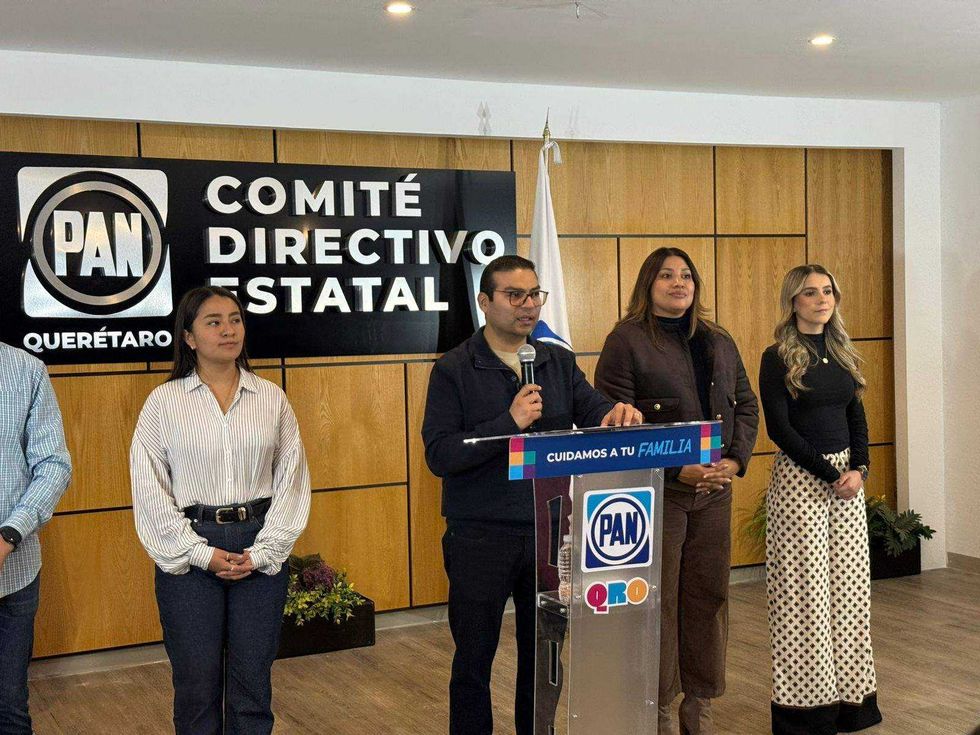 Martín Arango, dirigente estatal del PAN en Querétaro, critica políticas del gobierno federal en conferencia.