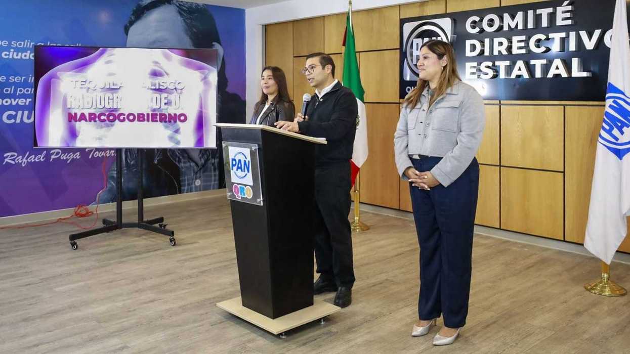 Martín Arango dirigente estatal del PAN en Querétaro durante rueda de prensa donde acusa a Morena de vínculos con crimen organizado