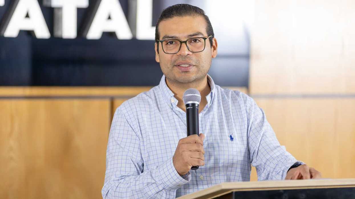 Martín Arango, dirigente estatal del PAN Querétaro, habla en micrófono durante evento de partido donde anunció blindaje contra narcocandidaturas para 2027