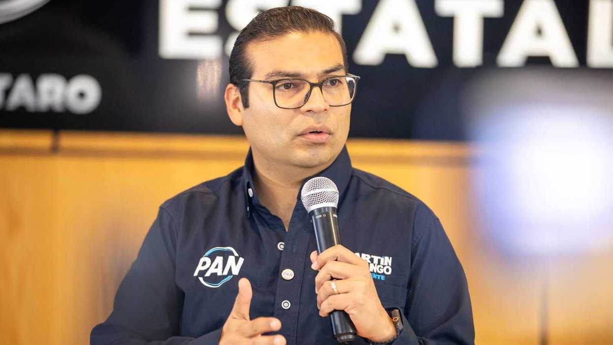 Martín Arango García, dirigente estatal del PAN en Querétaro, habla durante una conferencia de prensa.