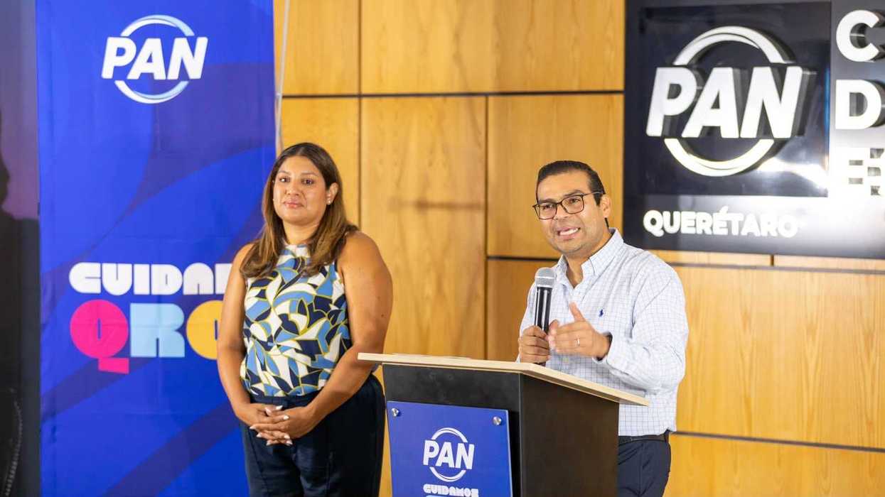 Martín Arango García, dirigente estatal del PAN en Querétaro, ofrece un mensaje acompañado de una integrante del partido.