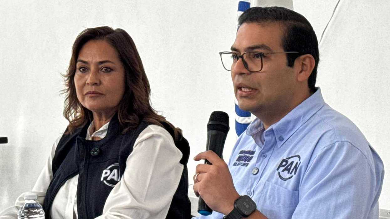 Martín Arango García, presidente del PAN en Querétaro, habla con micrófono en conferencia de prensa junto a Bibiana Rodríguez Montes sobre el retiro de una parte del puente de Palmillas.