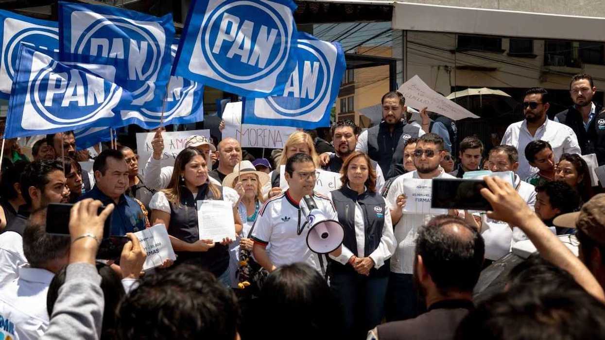 Martín Arango presenta ante el INE la solicitud respaldada por 45 mil firmas contra Morena.