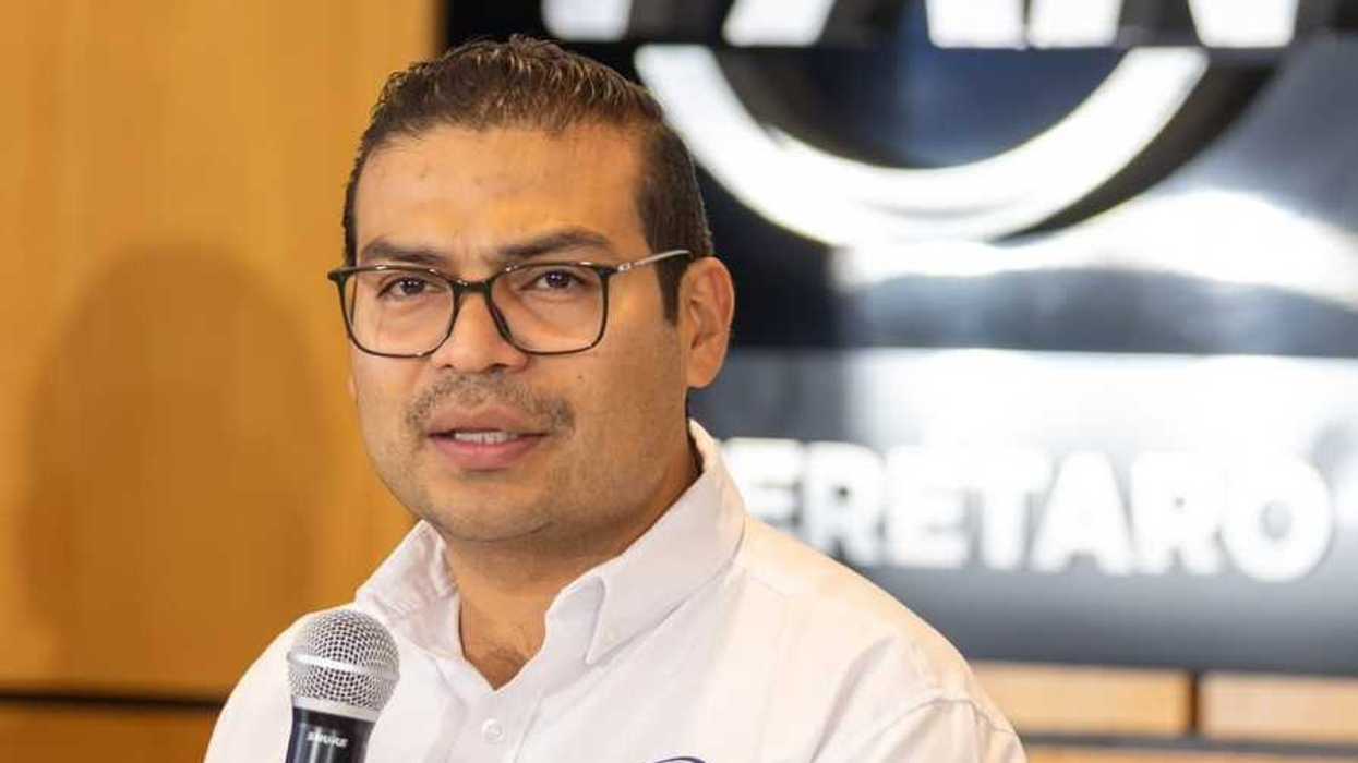 Martín Arango, presidente del PAN en Querétaro, habla con micrófono durante una conferencia de prensa