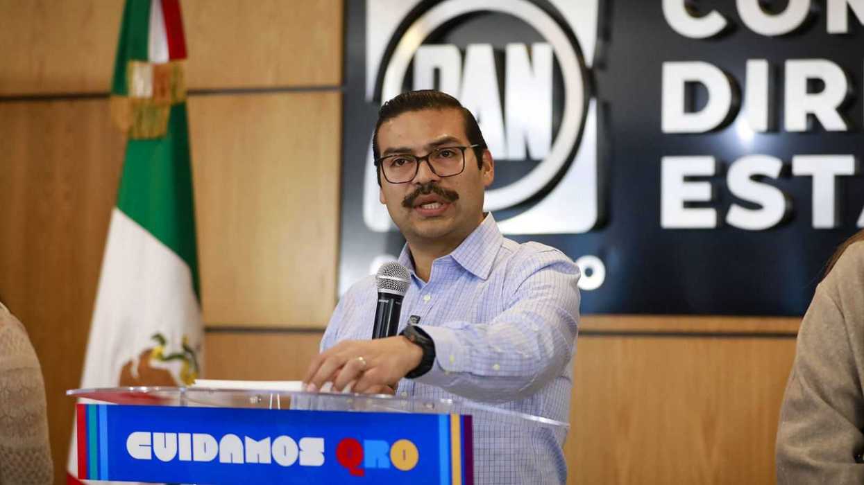 Martín Arango, presidente del PAN Querétaro, durante conferencia sobre descarrilamiento del Tren Interoceánico y corrupción en proyectos de infraestructura