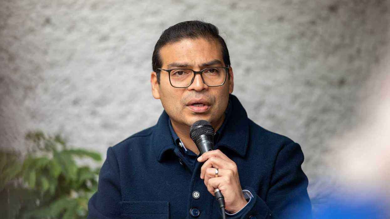 Martín Arango, presidente del PAN Querétaro, habla con micrófono en mano, sentado junto a otra persona