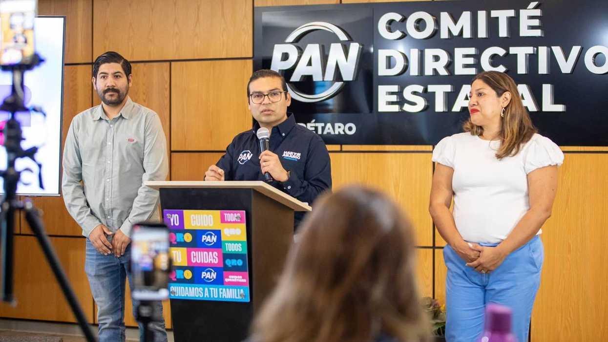 Martín Arango, presidente del PAN Querétaro, habla en conferencia de prensa ante el logotipo del Comité Directivo Estatal del partido.