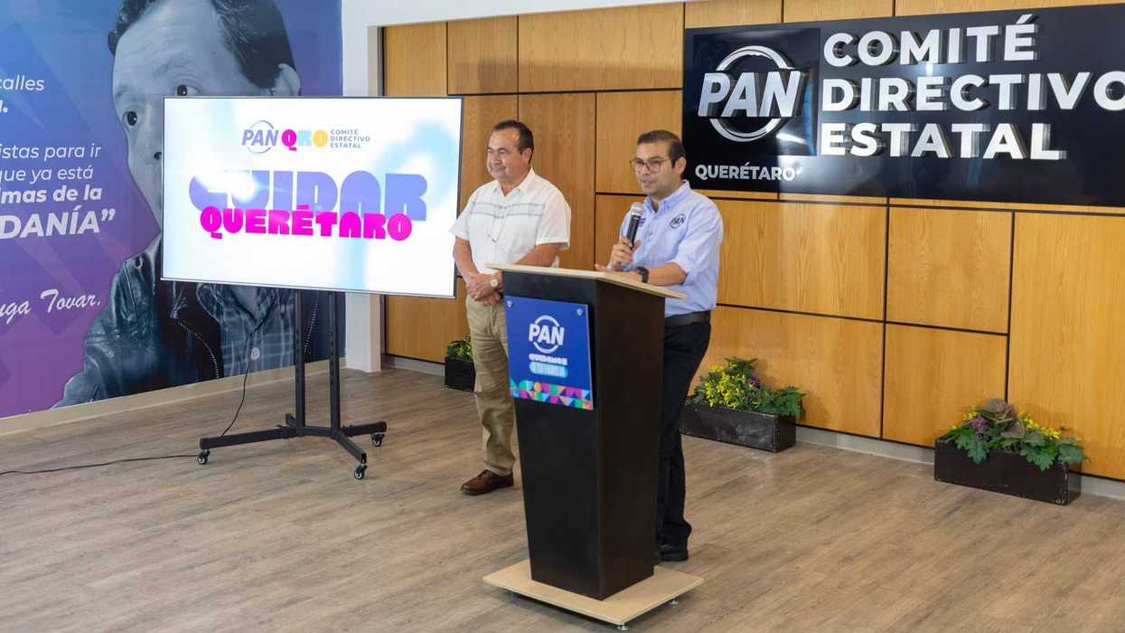 Martín Arango y otro dirigente panista ante podio del PAN Querétaro durante presentación del compromiso contra narcocandidaturas 2027