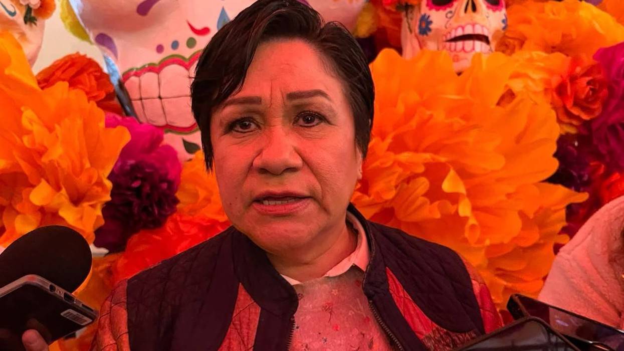 Martina Pérez Rendón, secretaria de Salud, habla con reporteros frente a un altar de Día de Muertos