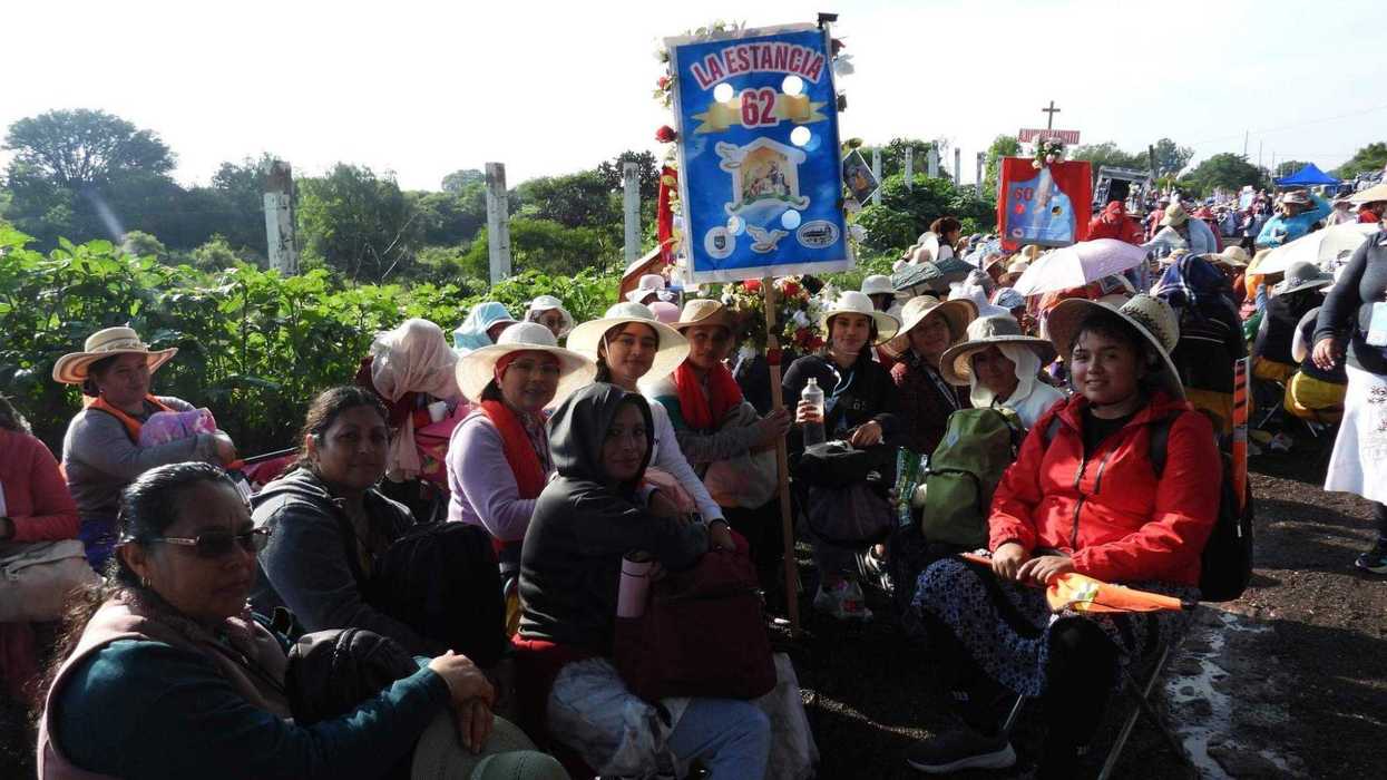Más de 10 mil peregrinas salieron de San Juan del Río rumbo a la Basílica de Guadalupe.