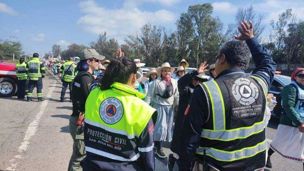 Más de 10 mil peregrinas salieron de San Juan del Río rumbo a la Basílica de Guadalupe.