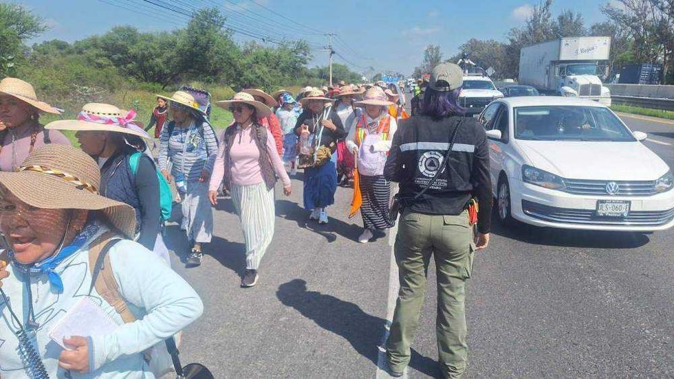 Más de 10 mil peregrinas salieron de San Juan del Río rumbo a la Basílica de Guadalupe.