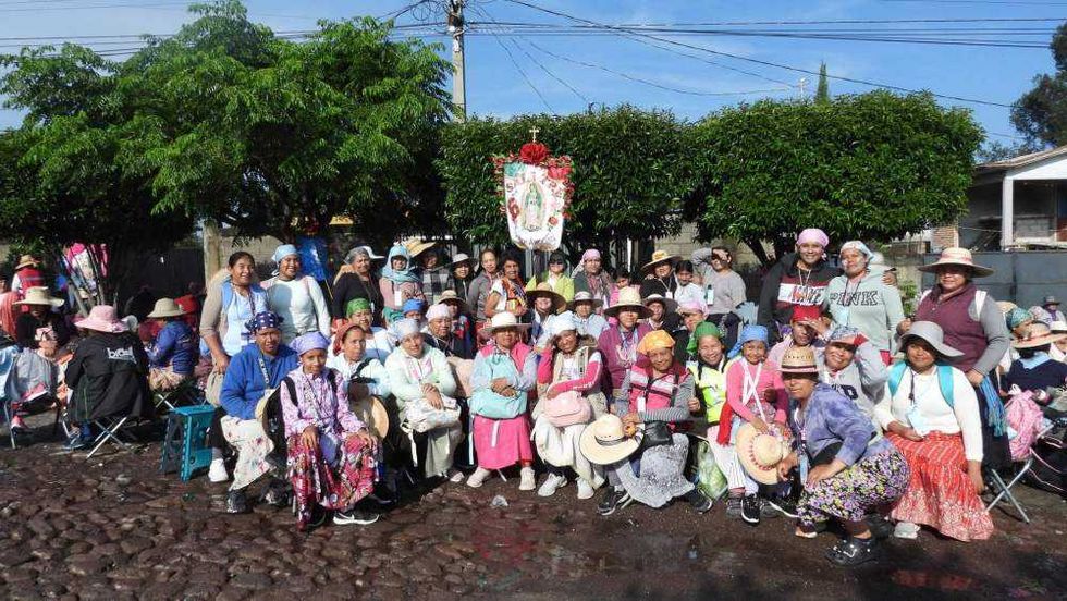 Más de 10 mil peregrinas salieron de San Juan del Río rumbo a la Basílica de Guadalupe.