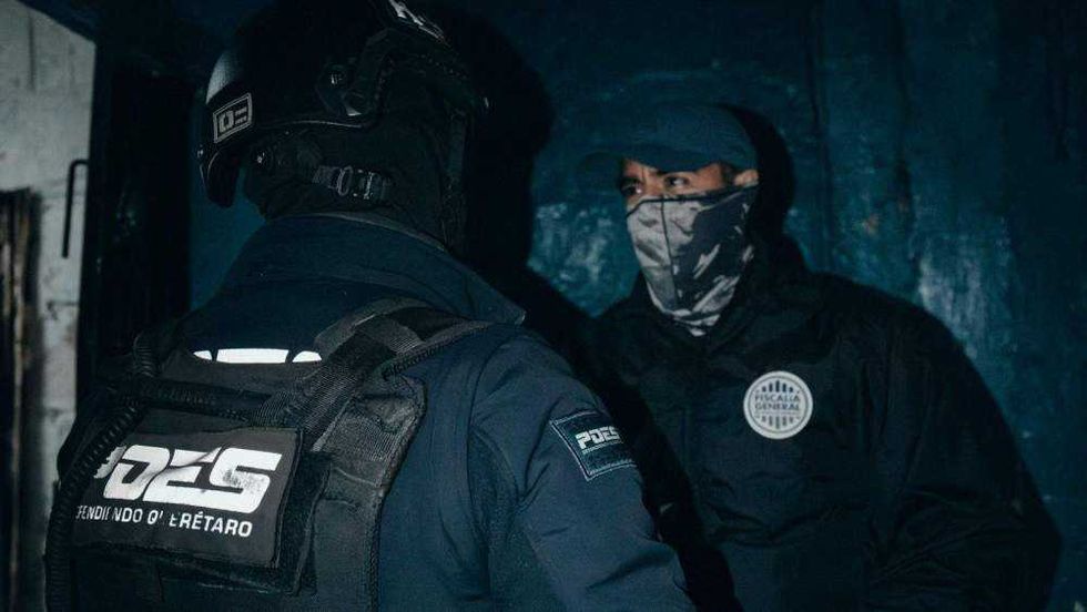 Más de 100 elementos de corporaciones estatales y federales ejecutaron 11 cateos en San Juan del Río, Corregidora y Querétaro capital. Operativo derivó en 13 detenciones.