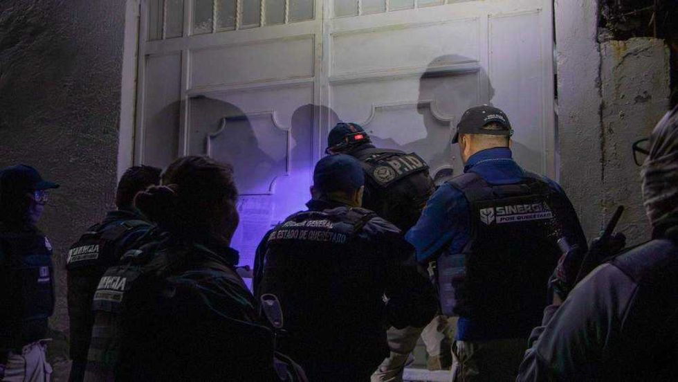 Más de 100 elementos de corporaciones estatales y federales ejecutaron 11 cateos en San Juan del Río, Corregidora y Querétaro capital. Operativo derivó en 13 detenciones.