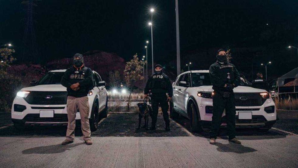 Más de 100 elementos de corporaciones estatales y federales ejecutaron 11 cateos en San Juan del Río, Corregidora y Querétaro capital. Operativo derivó en 13 detenciones.