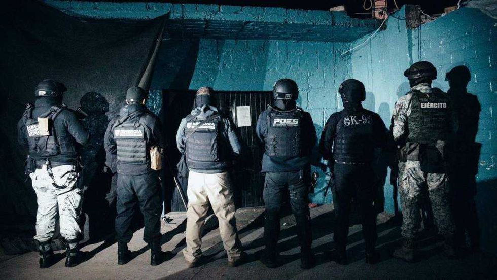 Más de 100 elementos de corporaciones estatales y federales ejecutaron 11 cateos en San Juan del Río, Corregidora y Querétaro capital. Operativo derivó en 13 detenciones.