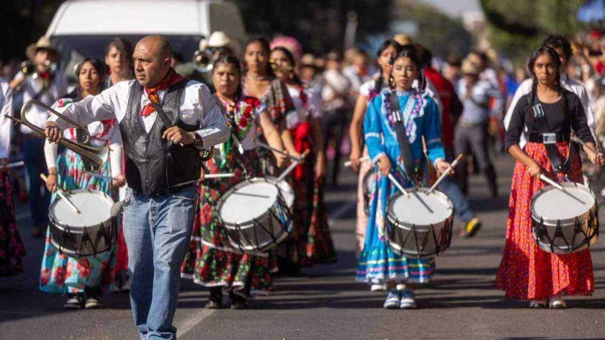 Más de 2 mil personas participaron en el desfile cívico-deportivo encabezado por el gobernador Mauricio Kuri en avenida Zaragoza.