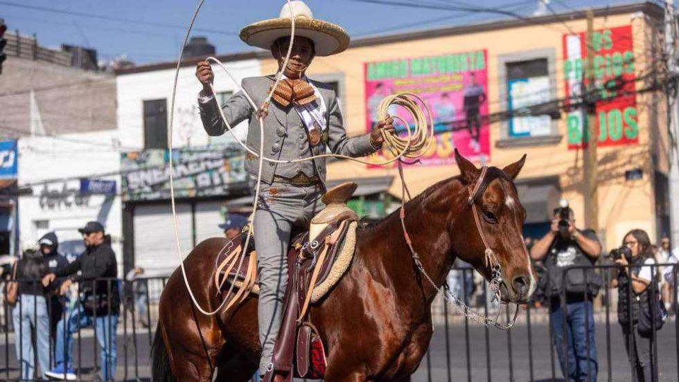 Más de 2 mil personas participaron en el desfile cívico-deportivo encabezado por el gobernador Mauricio Kuri en avenida Zaragoza.