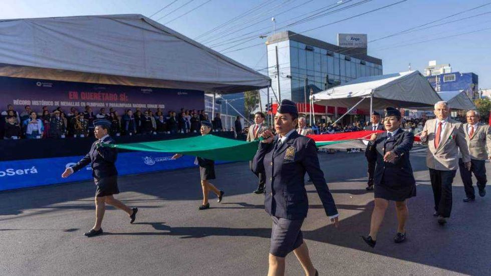 Más de 2 mil personas participaron en el desfile cívico-deportivo encabezado por el gobernador Mauricio Kuri en avenida Zaragoza.