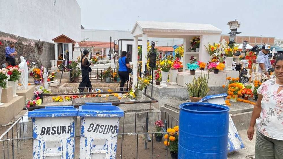 Más de 30 mil visitantes acudieron a los panteones de San Juan del Río.