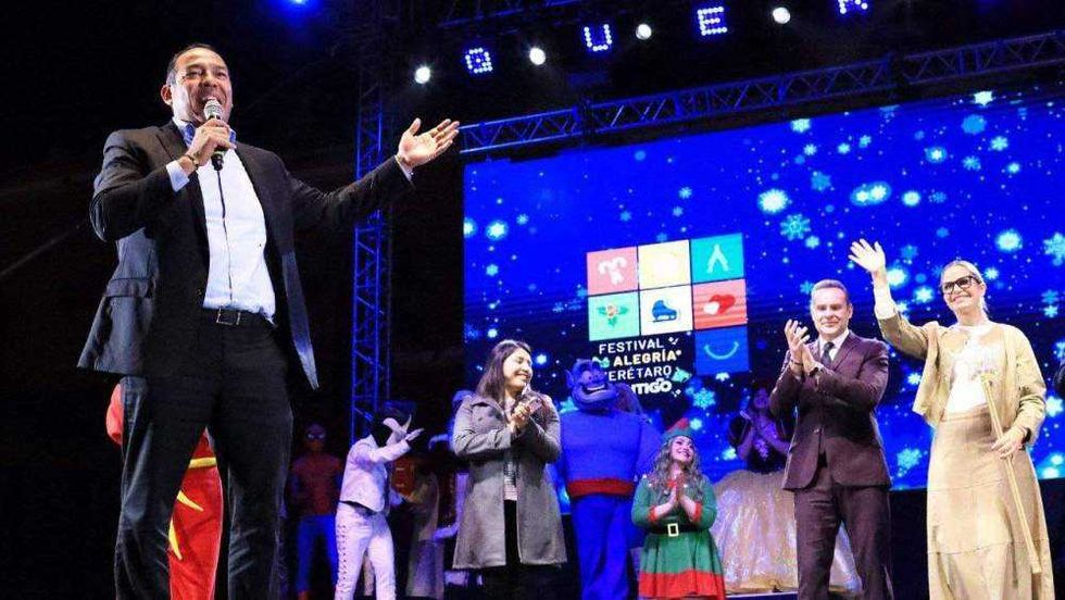 Más de 6 mil familias presenciaron el encendido del pino navideño en Plaza Independencia este sábado 30 de noviembre.