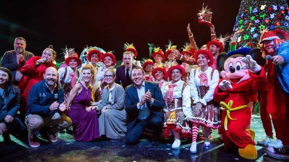 Más de 6 mil familias presenciaron el encendido del pino navideño en Plaza Independencia este sábado 30 de noviembre.